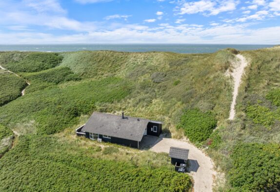 Skønt sommerhus med flot udsigt tæt på hav og strand