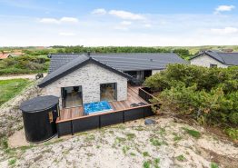 Strandnært luksussommerhus med udespa, sauna og aktivitetsrum