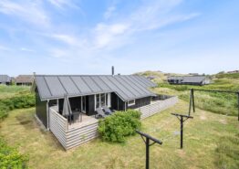 Hyggeligt feriehus med unik beliggenhed 100m fra havet