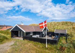 Charmerende sommerhus i Årgab med fjordudsigt