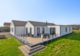 Stort feriehus med aktivitetsrum tæt på stranden