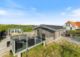 Flot feriehus med skønne terrasser med udsigt – 300 m fra havet