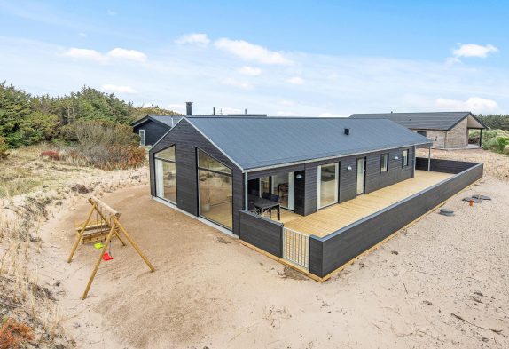 Moderne 5-stjernet feriehus med sauna tæt på stranden
