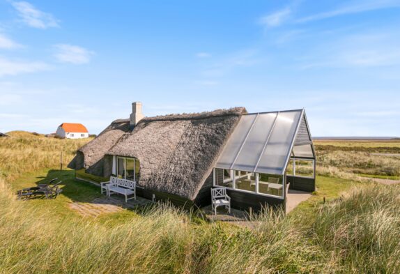 Hyggeligt sommerhus med stråtag tæt på lystfiskeri