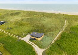 Hyggeligt sommerhus med brændeovn – kun 75 m. fra stranden