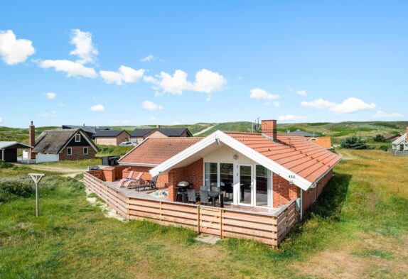 Hyggeligt sommerhus med brændeovn og udespa