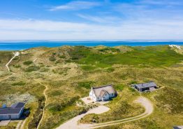 Charmerende og idyllisk feriehus på flot naturgrund