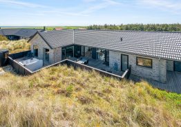 Skønt 5-stjernet feriehus med udespa og aktivitetsrum, 250 m fra havet