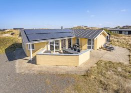 Dejligt feriehus med pool, spa og sauna, kun 100 m fra havet