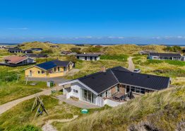 Lækkert sommerhus blot 100 meter fra stranden i Årgab