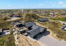 Luksussommerhus i Årgab med udendørs spa, udesauna og billard