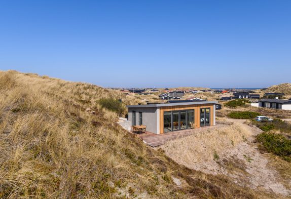 Sommerhus med panoramaudsigt kun et stenkast fra Vesterhavet