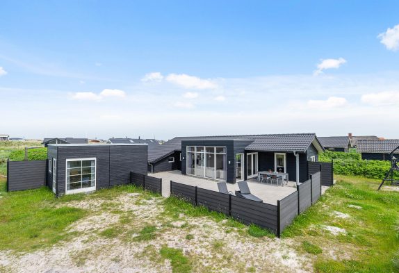 Modernes Ferienhaus mit Badetonne und Sauna, strandnah