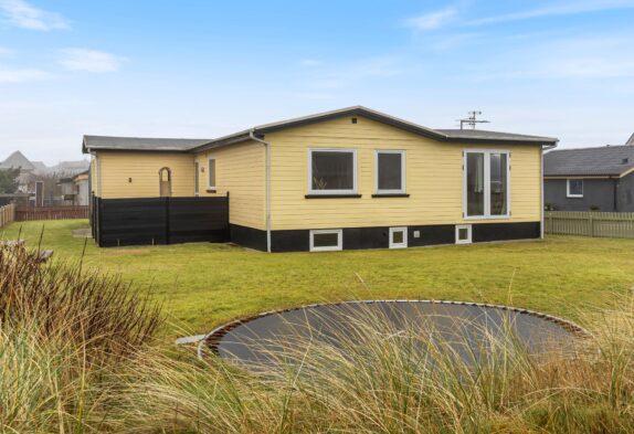 Zentral gelegenes Ferienhaus in Hvide Sande mit großem Garten