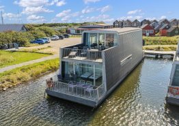 Stilvolles Hausboot mit Aussicht über den Fjord