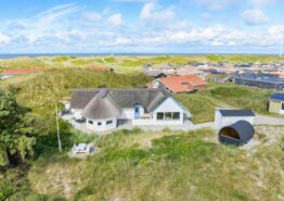 Hyggeligt sommerhus i Hvide Sande med smuk udsigt