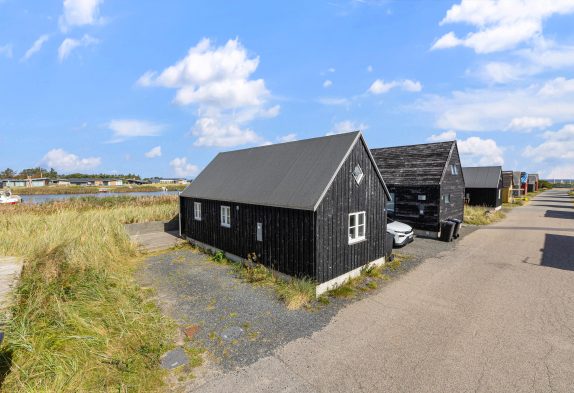Moderne Hütte mit Aussicht zum Hafen und Fjord