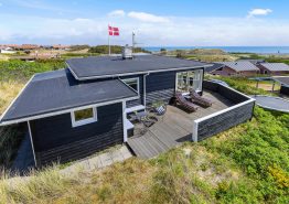 Lyst og venligt feriehus med fjordudsigt og skøn terrasse