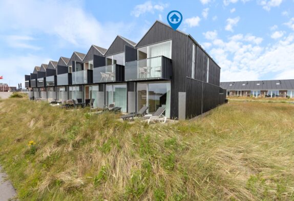 Ferielejlighed i hjertet af Hvide Sande med fjordudsigt, sauna og spa