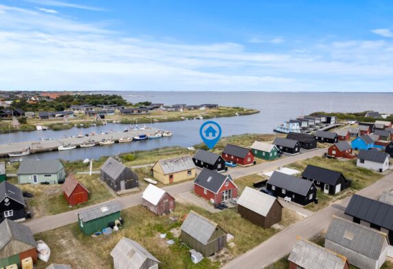 Hyggelig lystfiskerhytte beliggende centralt i Hvide Sande