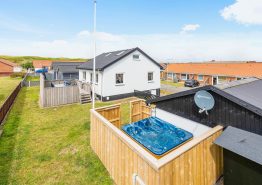 Strandnahes Stadthaus mit Außenwhirlpool für 6 Personen