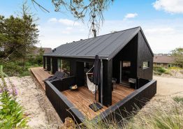 Modernes Ferienhaus mit Kaminofen direkt in Hvide Sande