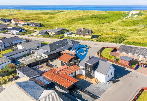Moderne sommerhus med saunaer og hjemmebiograf i Hvide Sande