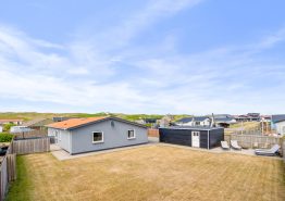 Flot, renoveret sommerhus i Hvide Sande kun 150 meter fra havet