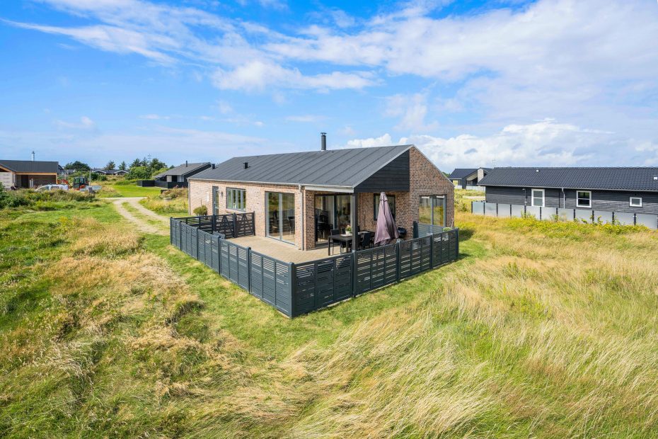 Latterlig zebra sort Sommerhus med sauna og skøn udsigt til Ringkøbing Fjord -