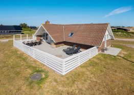 Feriehus med lukket terrasse i Nr. Lyngvig