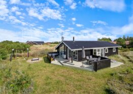 Hyggeligt sommerhus med sauna og spabad tæt på Lyngvig Fyr