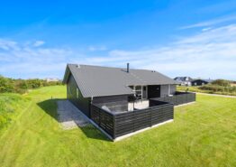 Feriehus med overdækket terrasse og varmepumpe