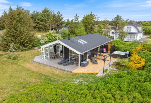 Velholdt sommerhus i Nr. Lyngvig med udespa og brændeovn