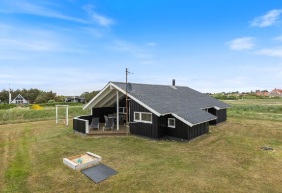 Velholdt sommerhus i Nørre Lyngvig på plænegrund