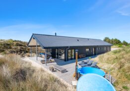 Feriehus til 12 personer med aktivitetsrum og vildmarksbad