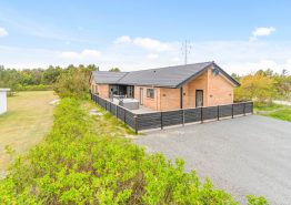 Moderne aktivitetshus i Nr. Lyngvig med sauna og udendørs spa