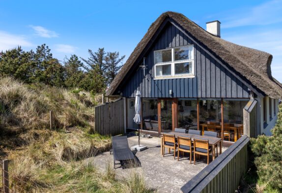 Charmerende sommerhus med brændeovn