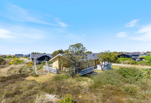 Dejligt feriehus med gode terrasser på skøn naturgrund