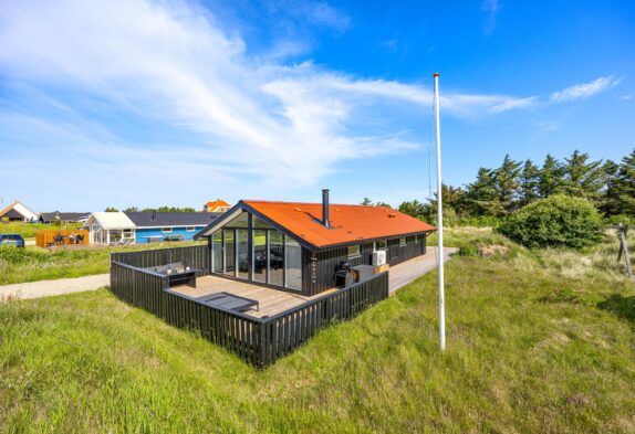 Dejligt feriehus i Nr. Lyngvig med brændeovn og lukket terrasse