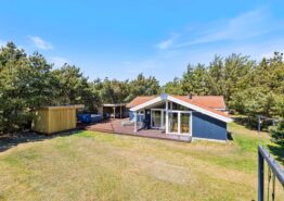 Stilrent sommerhus i Nr. Lyngvig med udendørs sauna og spa