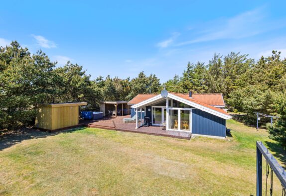 Stilrent sommerhus i Nr. Lyngvig med udendørs sauna og spa