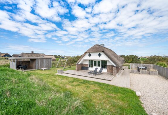 Skønt stråtækt sommerhus tæt på stranden