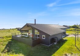 Feriehus med lukket terrasse og udespa. Hund tilladt.