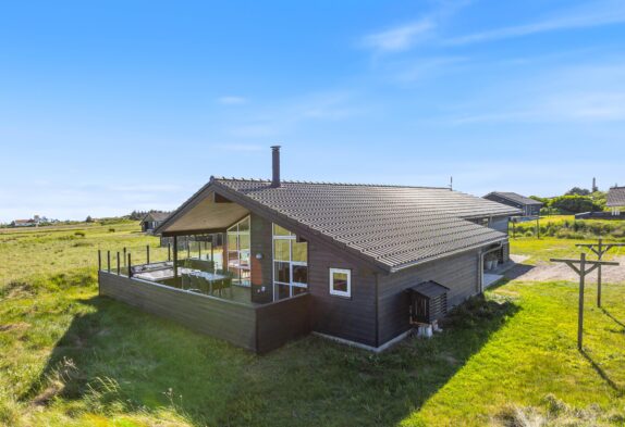 Feriehus med lukket terrasse og udespa. Hund tilladt.