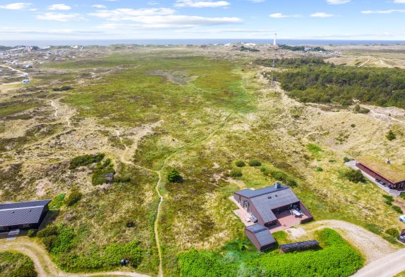 Hyggeligt sommerhus med brændeovn på stor naturgrund