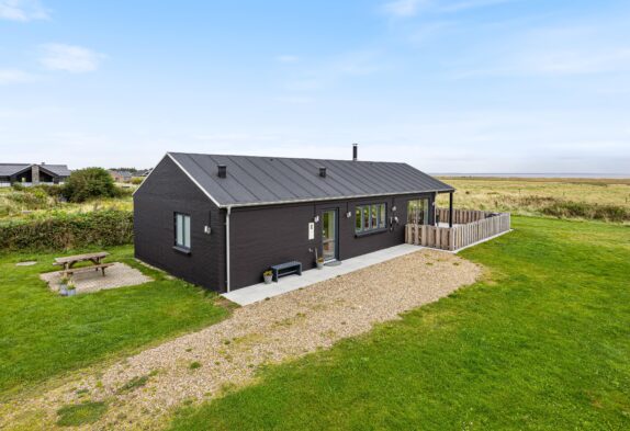 Velindrettet sommerhus i Nr. Lyngvig med spa og tæt på fjord