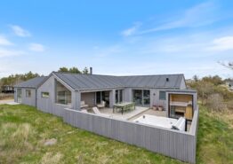 Stilfuldt poolhus med skønt uderum, udesauna og spa