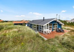 Sommerhus med flere gode terrasser og kig til Lyngvig Fyr