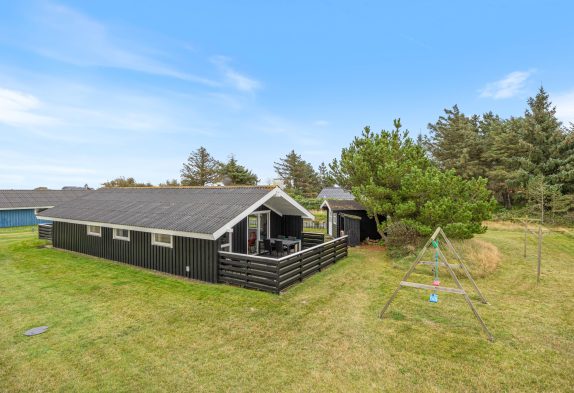 Dejligt hus med retro charme og brændeovn, tæt ved Nr. Lyngvig Fyr