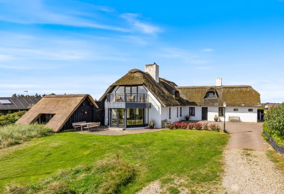 Skønt sommerhus i klassisk bondegårdsstil med enestående udsigt